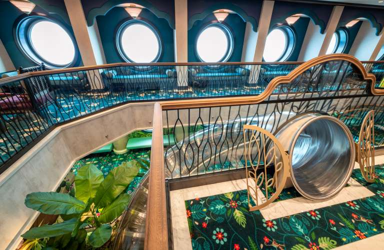 En Disney's Oceaneer Club a bordo del Disney Treasure, el barco más nuevo de Disney Cruise Line, los niños descubren los mundos inmersivos de superhéroes y princesas y participan en aventuras con sus amigos favoritos de Disney. Los niños pueden disfrutar de clubes exclusivos solo para ellos, cada uno de los cuales presenta programas imaginativos con el cuidado y la experiencia de consejeros capacitados por Disney. Cada sección del club tiene una temática intrincada para sumergir a los jóvenes huéspedes en diferentes aventuras. Esto comienza en la entrada del club, que incluye un tobogán desde el Gran Salón que lleva a los invitados directamente al Club.