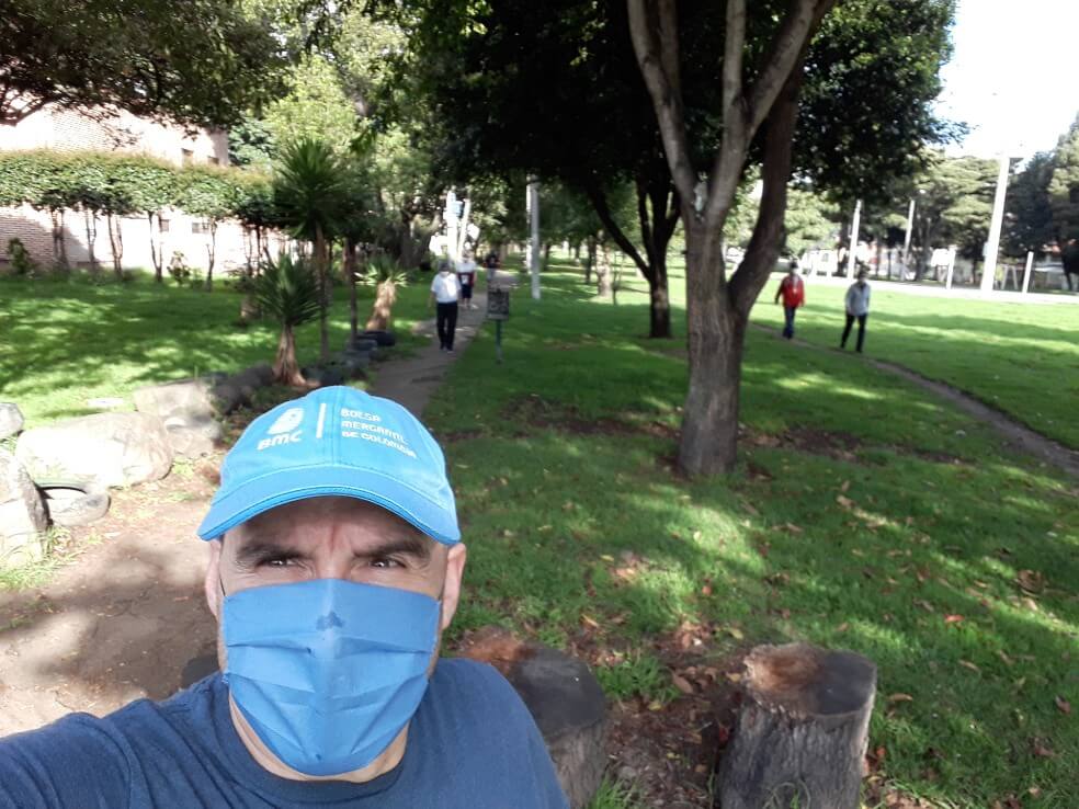 Foto tomada hoy a las 7:30 de la mañana en el parque del barrio Santa Helena, norte de Bogotá. Las personas respetaron las precauciones de distancia para evitar el contagio del nuevo coronavirus. / Nelson Padilla