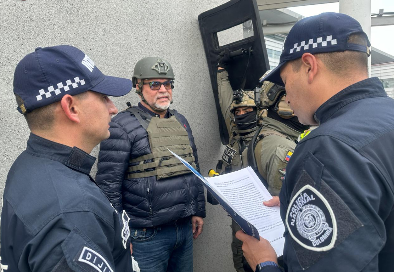 AME2878. BOGOTÁ (COLOMBIA), 27/02/2024.- Fotografía cedida por la Policía de Colombia que muestra al exjefe paramilitar Salvatore Mancuso (2i), quien fue comandante de las Autodefensas Unidas de Colombia (AUC), tras su llegada este martes procedente de Estados Unidos, país del que fue deportado tras cumplir una condena por narcotráfico, en Bogotá (Colombia). Mancuso venía en un vuelo chárter de deportados que aterrizó en el Comando Aéreo de Transporte Militar (Catam) de la capital colombiana y ahora tendrá que comparecer ante la Justicia de Colombia por decenas de crímenes cometidos durante el conflicto armado. EFE/ Policía de Colombia/SOLO USO EDITORIAL/SOLO DISPONIBLE PARA ILUSTRAR LA NOTICIA QUE ACOMPAÑA (CRÉDITO OBLIGATORIO)