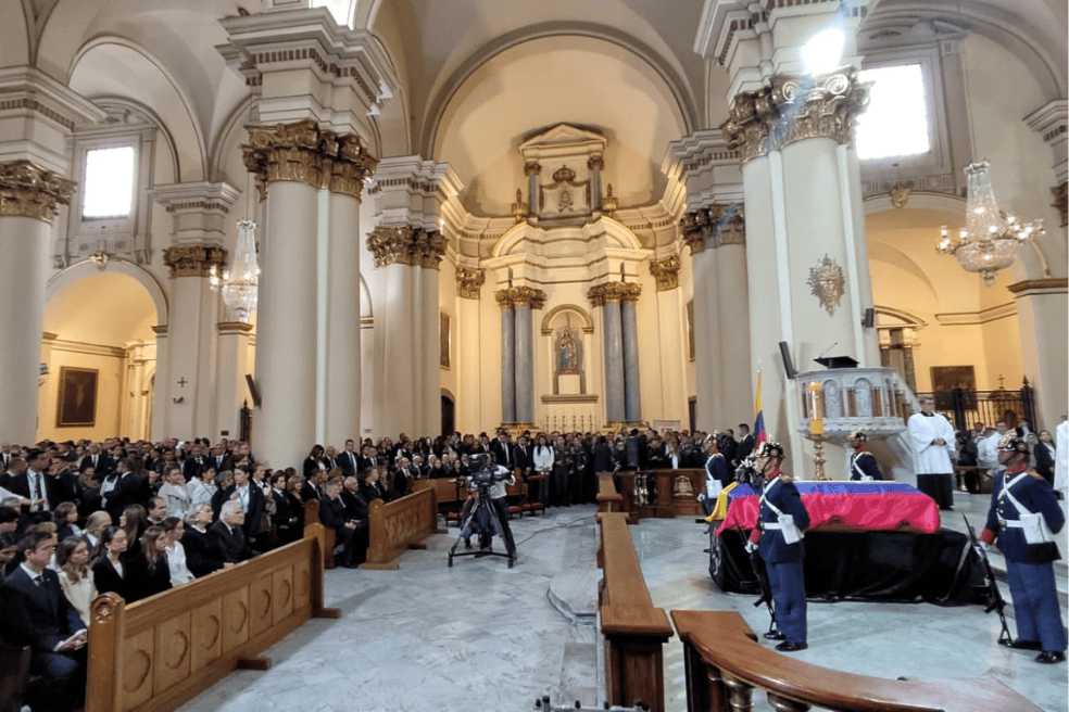 El féretro del asesinado senador y precandidato Miguel Uribe está, este 13 de agosto, en la Catedral Primada de Bogotá.