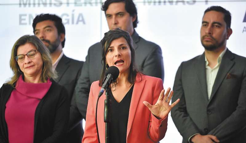 La ministra de Minas y Energía, Irene Vélez (centro), ha estado en el ojo del huracán por sus declaraciones sobre la transición energética. / Jose Vargas