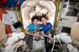 Dos astronautas listas para el primer paseo espacial exclusivamente femenino