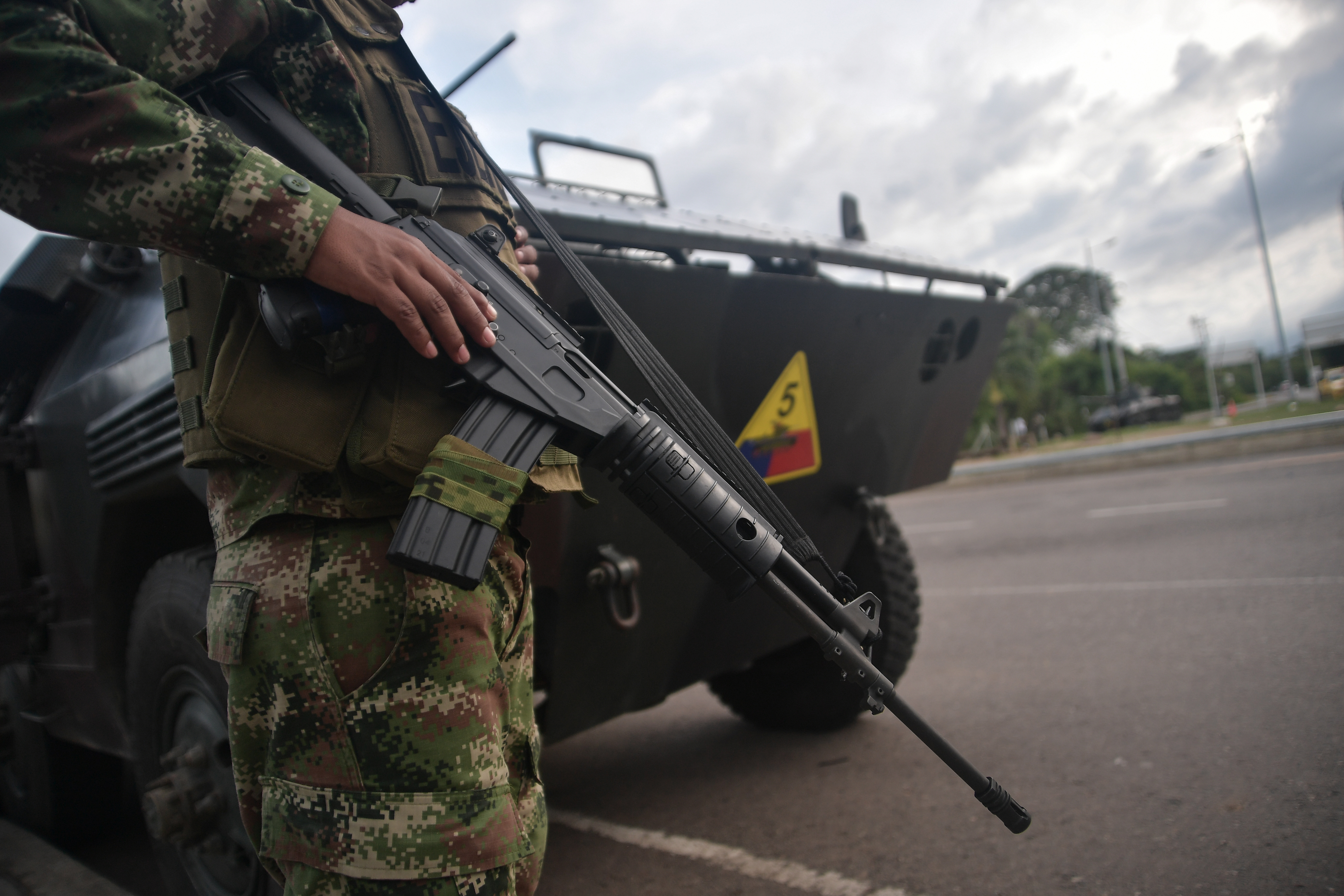 Militares y policías junto a tanques de guerra custodiando el puente de tienditas en Cúcuta