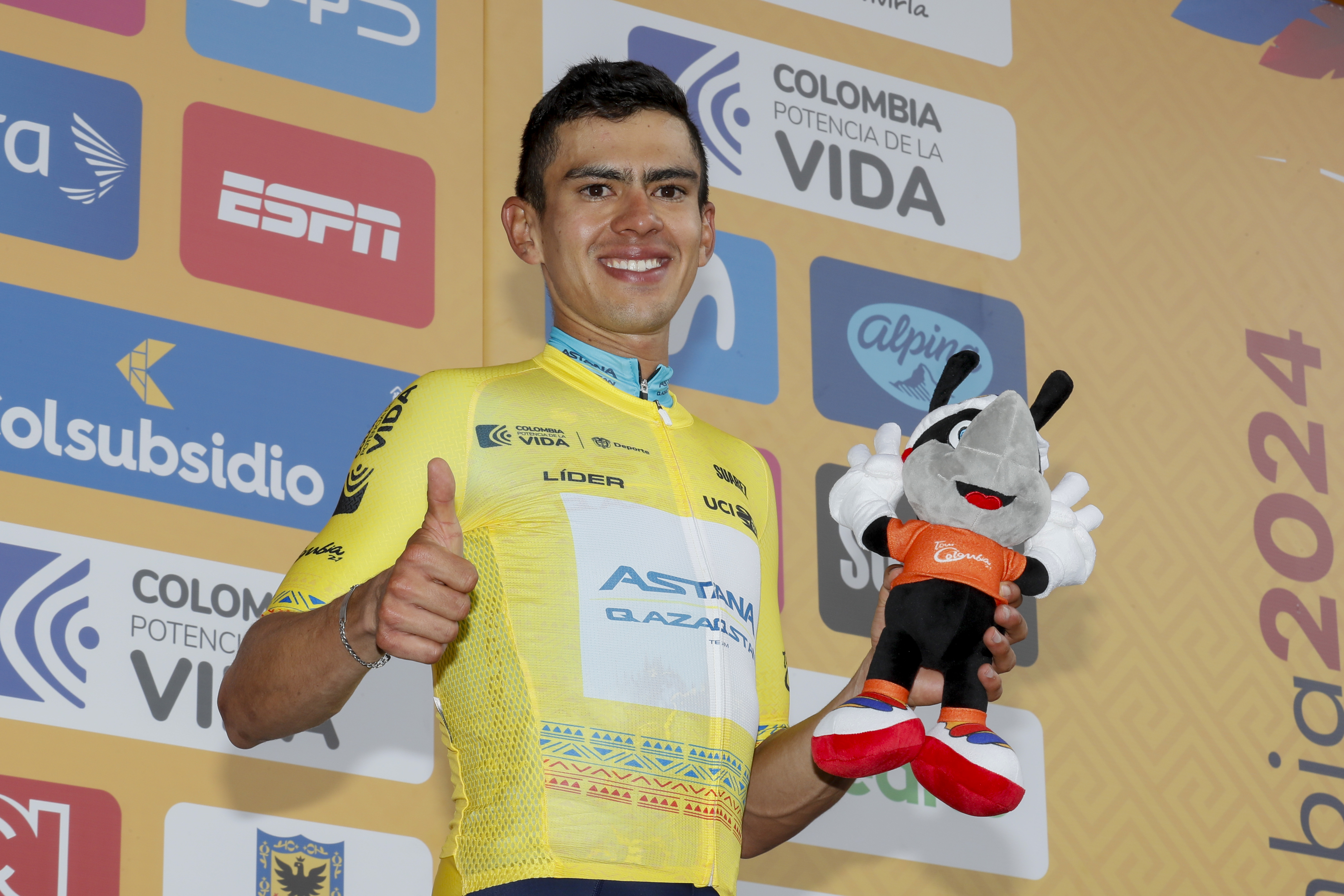AMDEP6563. SANTA ROSA DE VITERBO (COLOMBIA), 07/02/2024.- El corredor colombiano Harold Tejada de Astana Qazaqstan posa en el podio con la camiseta de Líder luego de ganar la segunda etapa de la carrera ciclística Tour Colombia 2024 hoy, entre Paipa y Santa Rosa de Viterbo (Colombia). EFE Carlos Ortega