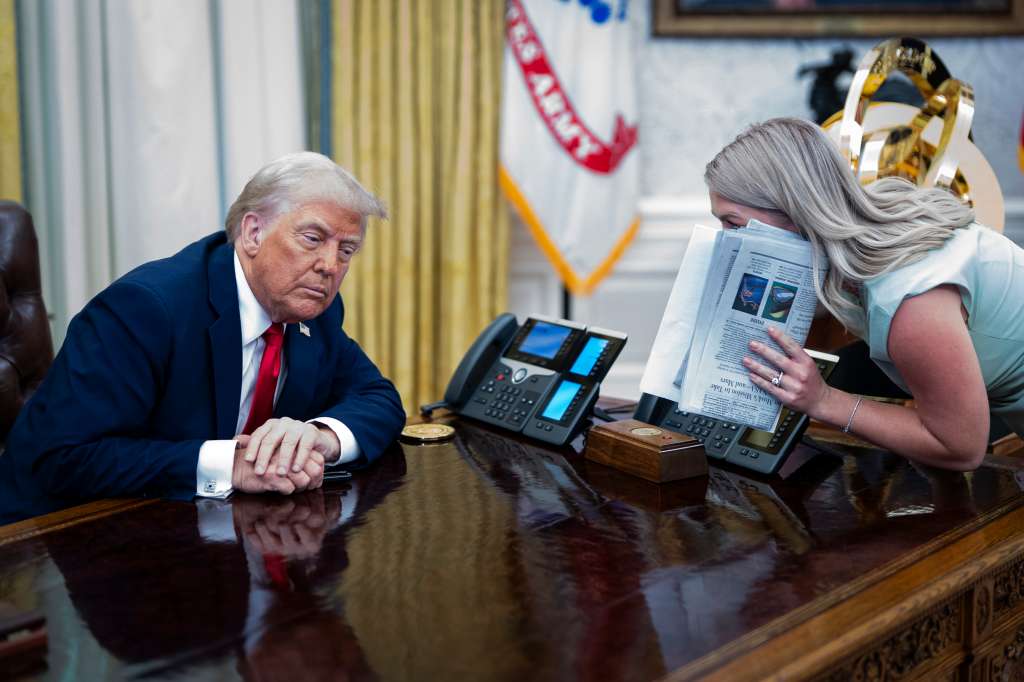 WASHINGTON (United States), 31/03/2025.- US President Donald Trump (L), speaks with Karoline Leavitt, White House Press Secretary, during an executive order signing in the Oval Office at the White House in Washington, DC, USA, 31 March 2025. The order directs the Federal Trade Commission to work with the Department of Justice to ensure that competition laws are enforced in the concert and entertainment industry, and pushes state consumer protection authorities on enforcement. EFE/EPA/ALEXANDER DRAGO / POOL