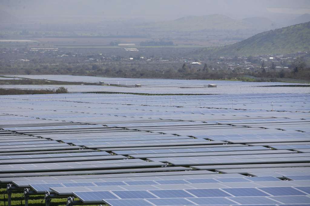 AME9318. SANTIAGO (CHILE), 20/10/2024.- Fotografía del 21 de octubre de 2024 de paneles solares fotovoltaicos en la comuna de Colina, en Santiago (Chile). Latinoamérica enfrenta una crisis energética sin precedentes, marcada por apagones prolongados, sequías históricas y redes eléctricas al borde del colapso. Desde los cortes de hasta diez horas diarias en Ecuador, agudizados por la falta de suministro desde Colombia, hasta los apagones de veinte horas en Cuba, que evidencian la obsolescencia de su infraestructura, la región vive un sistema energético débil. EFE/ Elvis González