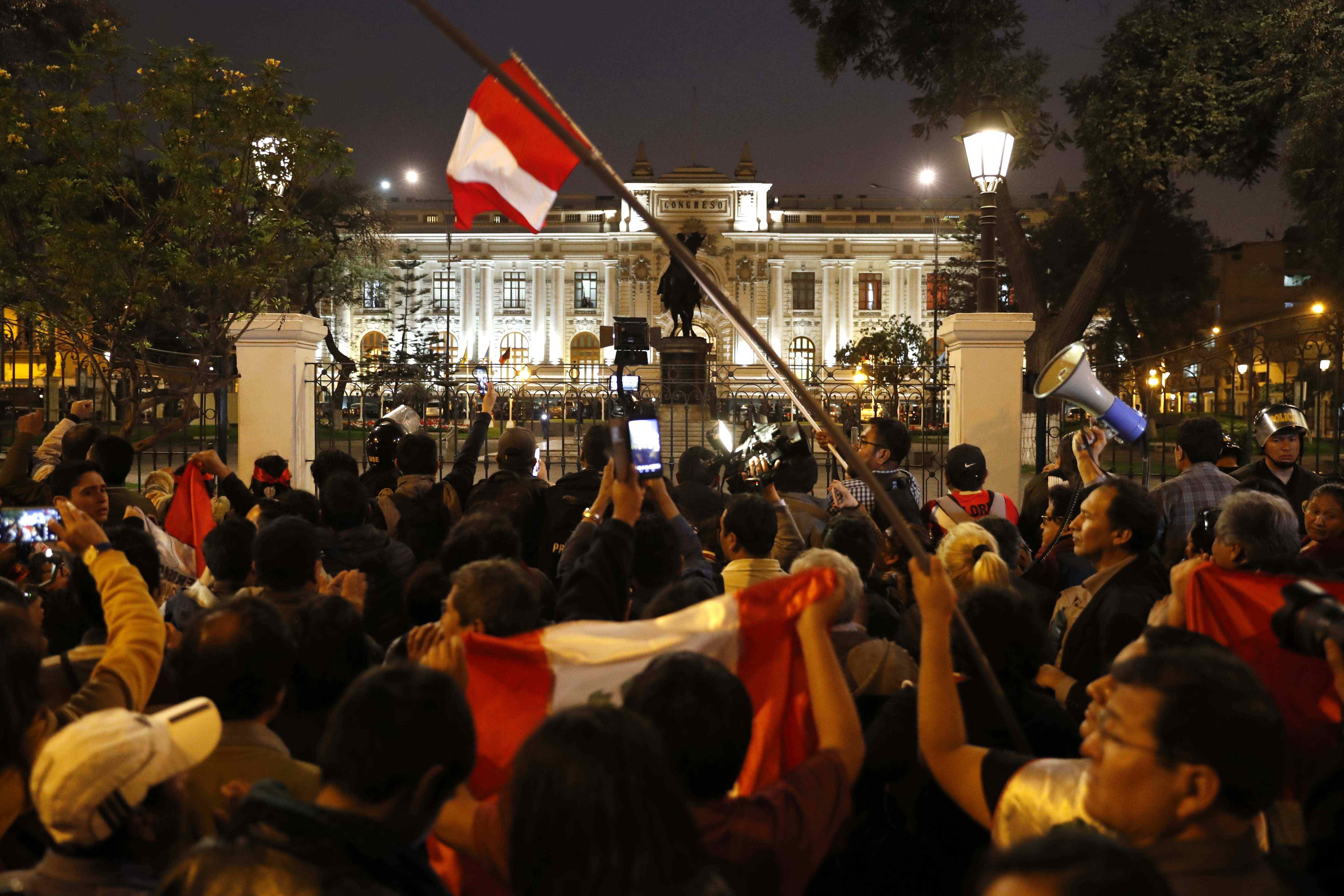 AME9730. LIMA (PERÚ), 28/01/2023.- Fotografía de archivo fechada el 30 de septiembre de 2019 de protestas en Lima (Perú). El Congreso de Perú tiene en sus manos atenuar las protestas antigubernamentales que azotan al país desde hace casi dos meses, aprobando un adelanto electoral a 2023, pero los intereses personales y la polarización atrasan perpetuamente esta medida, lo que puede provocar el chispazo definitivo que desate un incendio de magnitud incalculable. EFE/ Paolo Aguilar