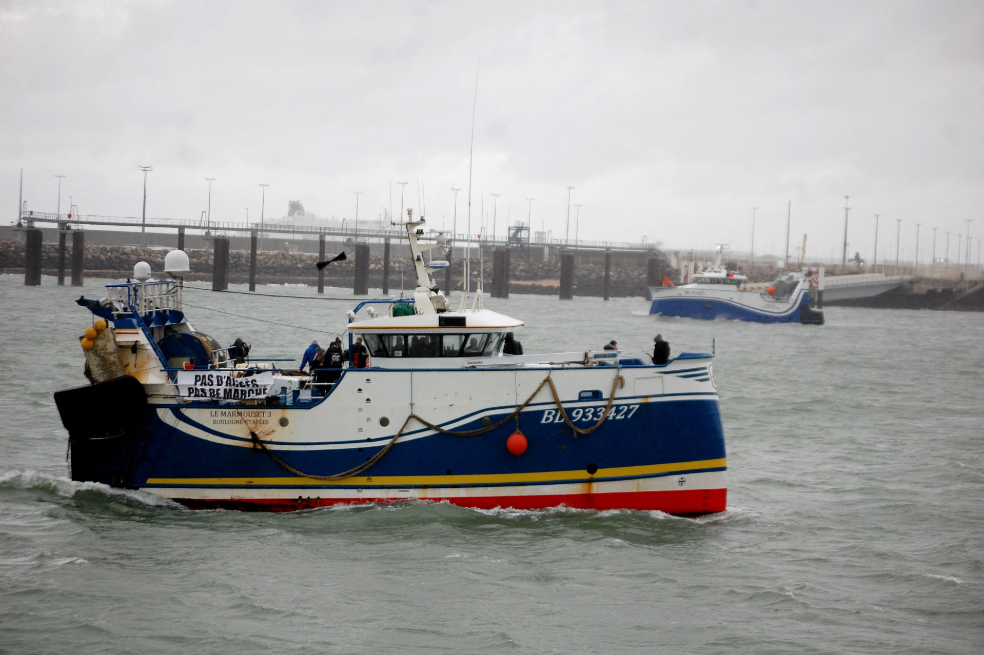 Las condiciones de acceso de pesqueros franceses a las aguas británicas, donde faenaban antes del Brexit, es otro de los diferendos entre los países. Para hacer presión, los pescadores franceses bloquearon el acceso de barcos ingleses a varios puertos.