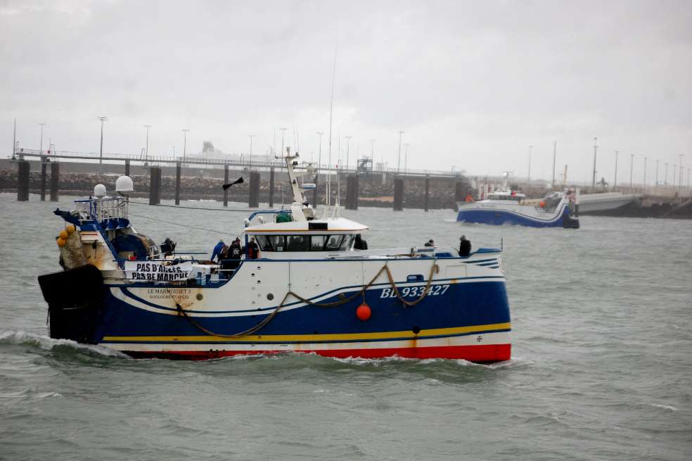 Las condiciones de acceso de pesqueros franceses a las aguas británicas, donde faenaban antes del Brexit, es otro de los diferendos entre los países. Para hacer presión, los pescadores franceses bloquearon el acceso de barcos ingleses a varios puertos.