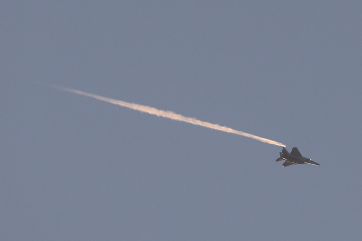 Undisclosed (Israel), 13/06/2024.- An Israeli Air Force (IAF) F-15 fighter jet leaves smoke trail close as it flyes near the border with the Gaza Strip, as seen from an undisclosed location in southern Israel, 13 June 2024. The Israeli military stated on 13 June that its troops are continuing to operate against 'terrorist infrastructure and operatives' in the Gaza Strip. More than 37,000 Palestinians and over 1,400 Israelis have been killed, according to the Palestinian Health Ministry and the Israel Defense Forces (IDF), since Hamas militants launched an attack against Israel from the Gaza Strip on 07 October 2023, and the Israeli operations in Gaza and the West Bank which followed it. (Terrorista) EFE/EPA/ABIR SULTAN