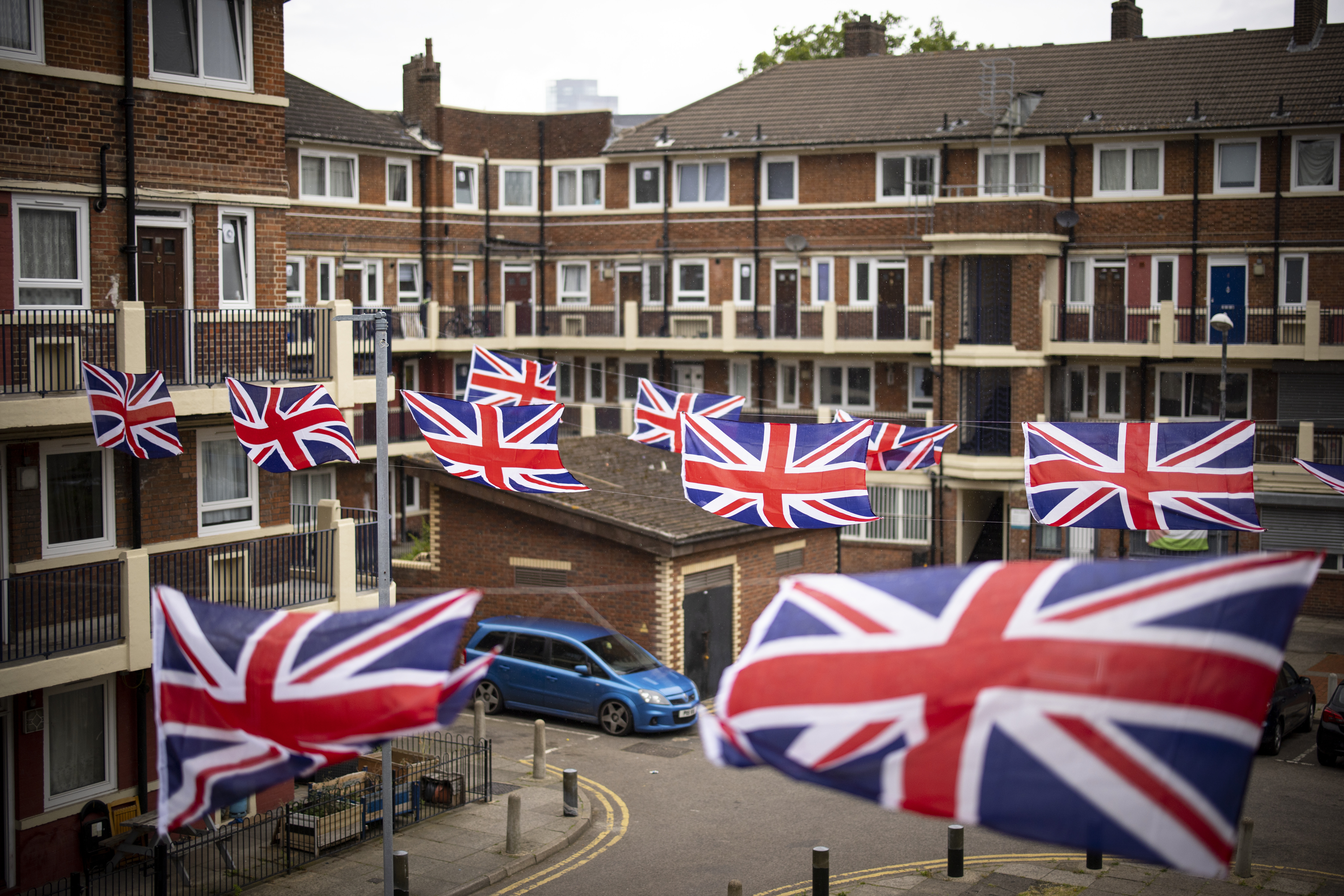 London (United Kingdom), 31/05/2022.- British Union flags are on display at Kirby Estate to celebrate Britain's Queen Elizabeth II Platinum Jubilee in London, Britain, 31 May 2022. The Platinum Jubilee of Queen Elizabeth II will be celebrated from 02 to 05 June 2022 to mark the 70th anniversary of her accession to the throne on 06 February 1952. (Reino Unido, Londres) EFE/EPA/TOLGA AKMEN