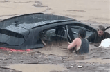 (Video) Hombre rescata a un adulto mayor y a su perrito durante una inundación