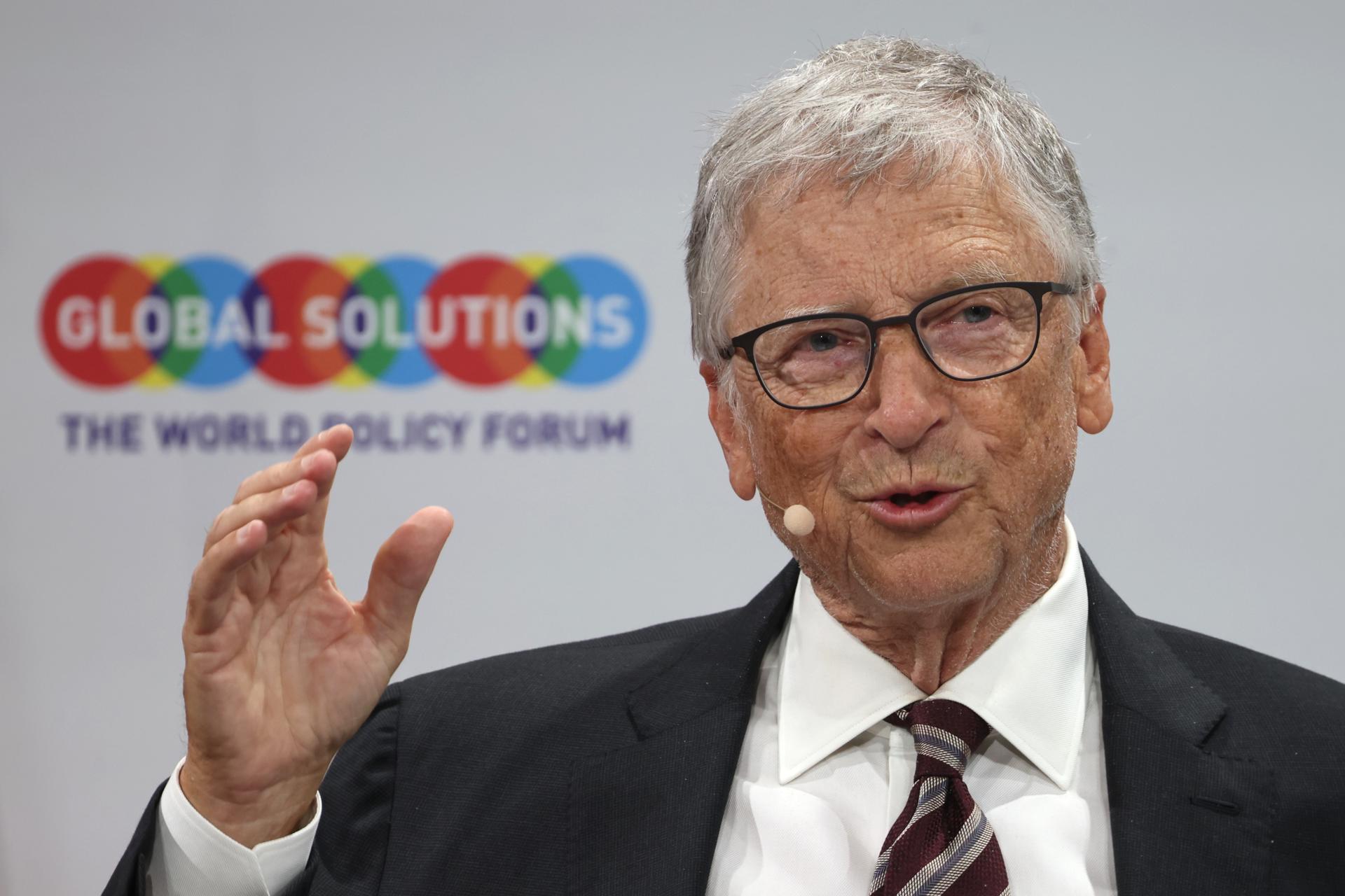 BERLIN (Germany), 28/10/2025.- (FILE) - Bill Gates speaks during the Berlin Global Solutions Summit in Berlin, Germany, 07 May 2024 (reissued 28 October 2025). Microsoft co-founder, businessman and philanthropist Bill Gates turns 70 on 20 October 2025 (Alemania) EFE/EPA/CLEMENS BILAN