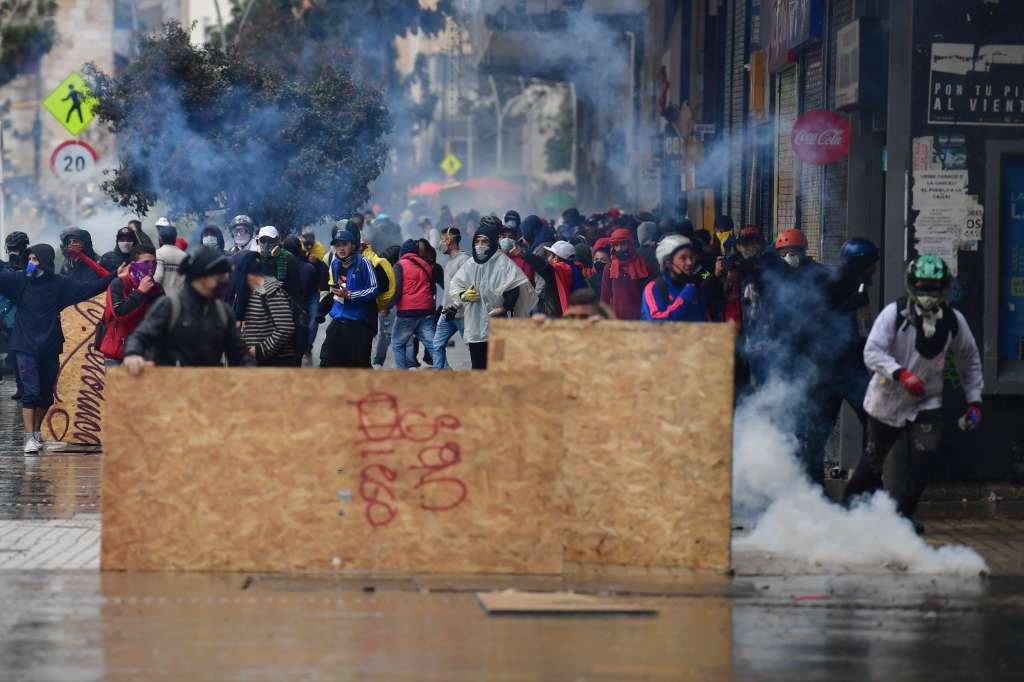 Marchas, protestas y disturbios en el centro de Bogotá, lo que genero enfrentamientos entre los manifestantes y el Esmad.