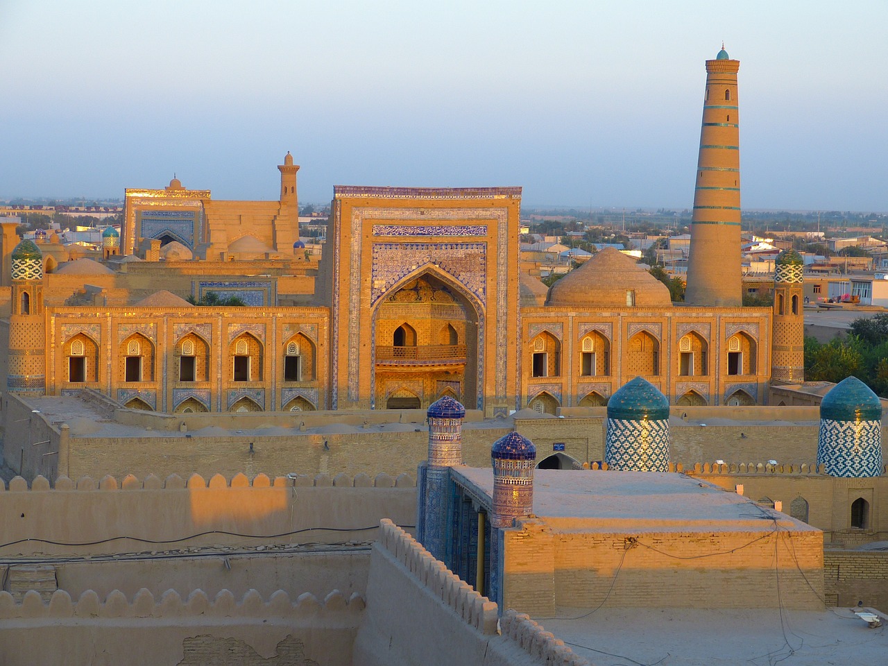 De oasis a oasis por Uzbekistán, por las arenas de los desiertos de Kyzyl Kum y de Karakum, el turismo moderno recorre las redes comerciales de siglos pasados. Aunque el tren de alta velocidad y una práctica red de vuelos nacionales sustituyen a las caravanas de camellos de antaño, las antiguas Samarcanda, Bujará y Jiva evocan la época de la Ruta de la Seda. Al norte, en las montañas Nuratau, una iniciativa de turismo comunitario acoge a viajeros que quieren conocer un ritmo de vida más local entre comunidades de pastores que viven bajo fortalezas en ruinas.