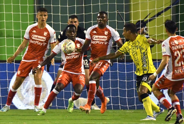 Harrison Mojica a punto de disparar frente a Independiente Santa Fe en Barrancabermeja.