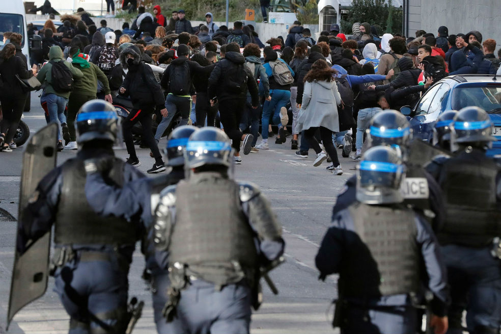 La crisis de los chalecos amarillos paralizó el fútbol en Francia. / AFP