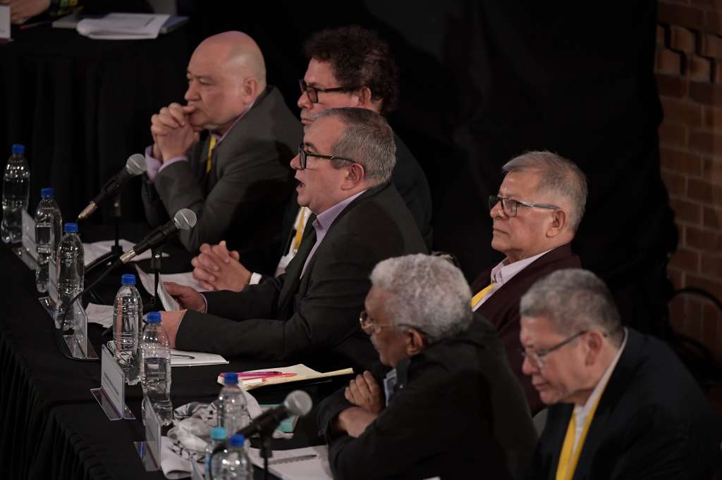 Julián Gallo Cubillos, Pastor Alape, Rodrigo Londoño, Rodrigo Granda, Milton de Jesús Toncel, Pablo Catatumbo y Jaime Alberto Parra, miembros del antiguo secretariado de la extinta guerrilla Farc, admitiendo su responsabilidad por los miles de secuestros durante la primer jornada de audiencias de reconocimiento ante víctimas y Magistrados de la JEP.
