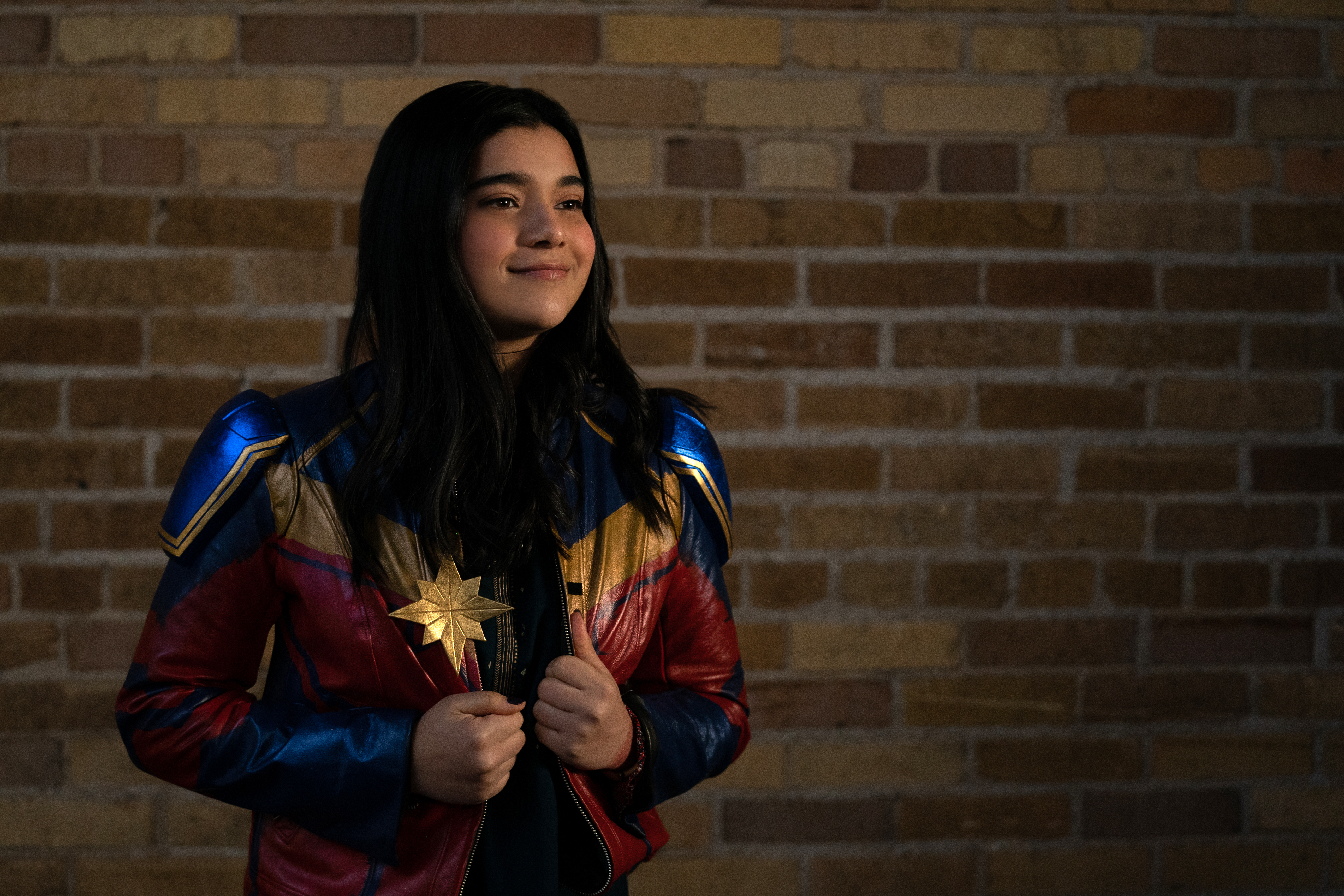 USA8530. LOS ÁNGELES (ESTADOS UNIDOS), 15/06/2022.- Fotograma cedido por Marvel Studios donde aparece Iman Vellani como Miss Marvel, durante una escena de "Ms. Marvel", la nueva serie recién estrenada en Disney+. Un mensaje de WhatsApp cambió la vida de Iman Vellani, una apasionada de los cómics que hace unos meses estudiaba para los exámenes finales del instituto y que jamás imaginó ser actriz de Hollywood. Ahora, es la protagonista de "Ms. Marvel", la nueva serie de Disney+. EFE/ Daniel Mcfadden / Marvel Studios/ SOLO USO EDITORIAL/ SOLO DISPONIBLE PARA ILUSTRAR LA NOTICIA QUE ACOMPAÑA (CRÉDITO OBLIGATORIO)