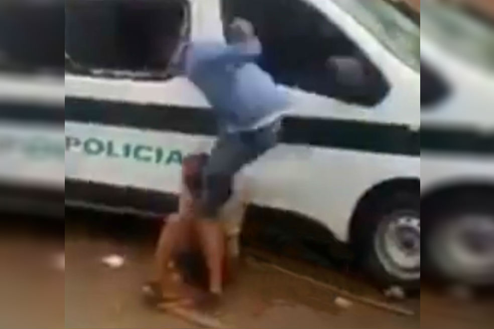 El pasado viernes, en el barrio Acapulco de Ciudad Bolívar, una multitud atacó a un hombre que se movilizaba en un vehículo, quien fue acusado de intentar robar a menores. Tres personas resultaron heridas y una de ellas murió. / Captura de pantalla - Video