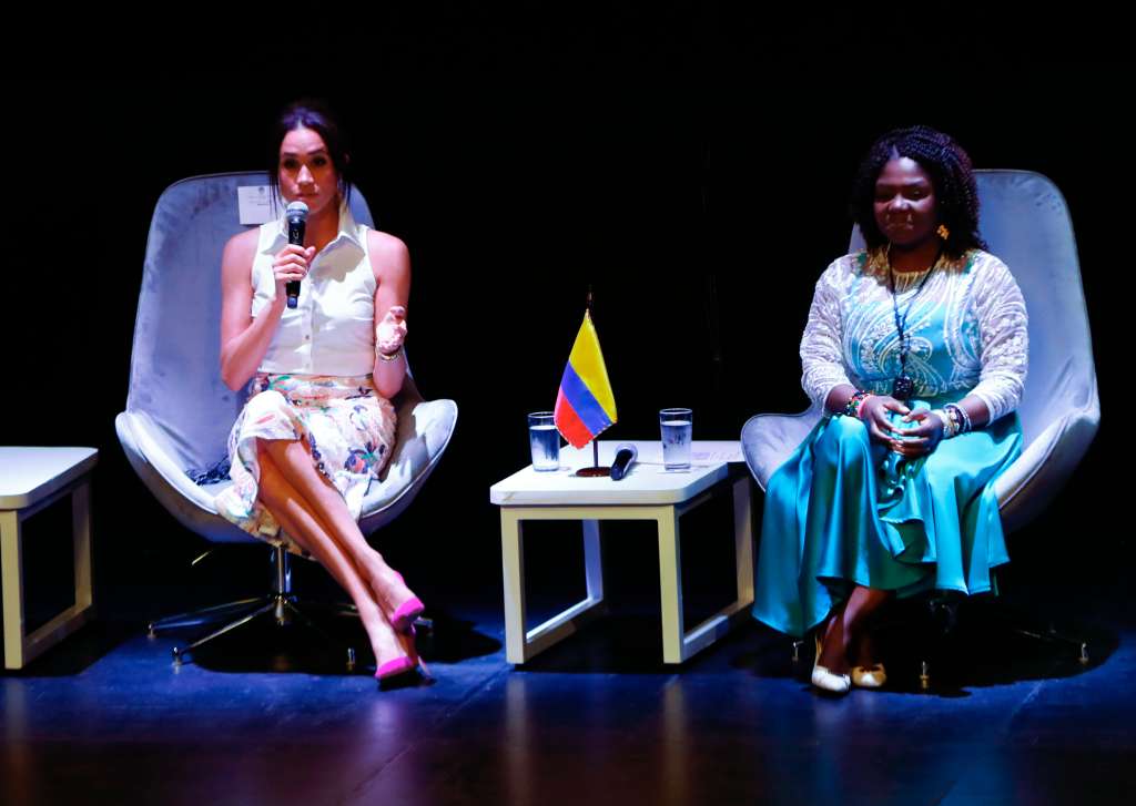 AME1675. CALI (COLOMBIA), 18/08/2024.- La duquesa de Sussex, Meghan (i), habla durante el foro 'Mujeres Afro y Poder' junto a la vicepresidenta de Colombia Francia Márquez este domingo en Cali (Colombia). EFE/ Ernesto Guzmán
