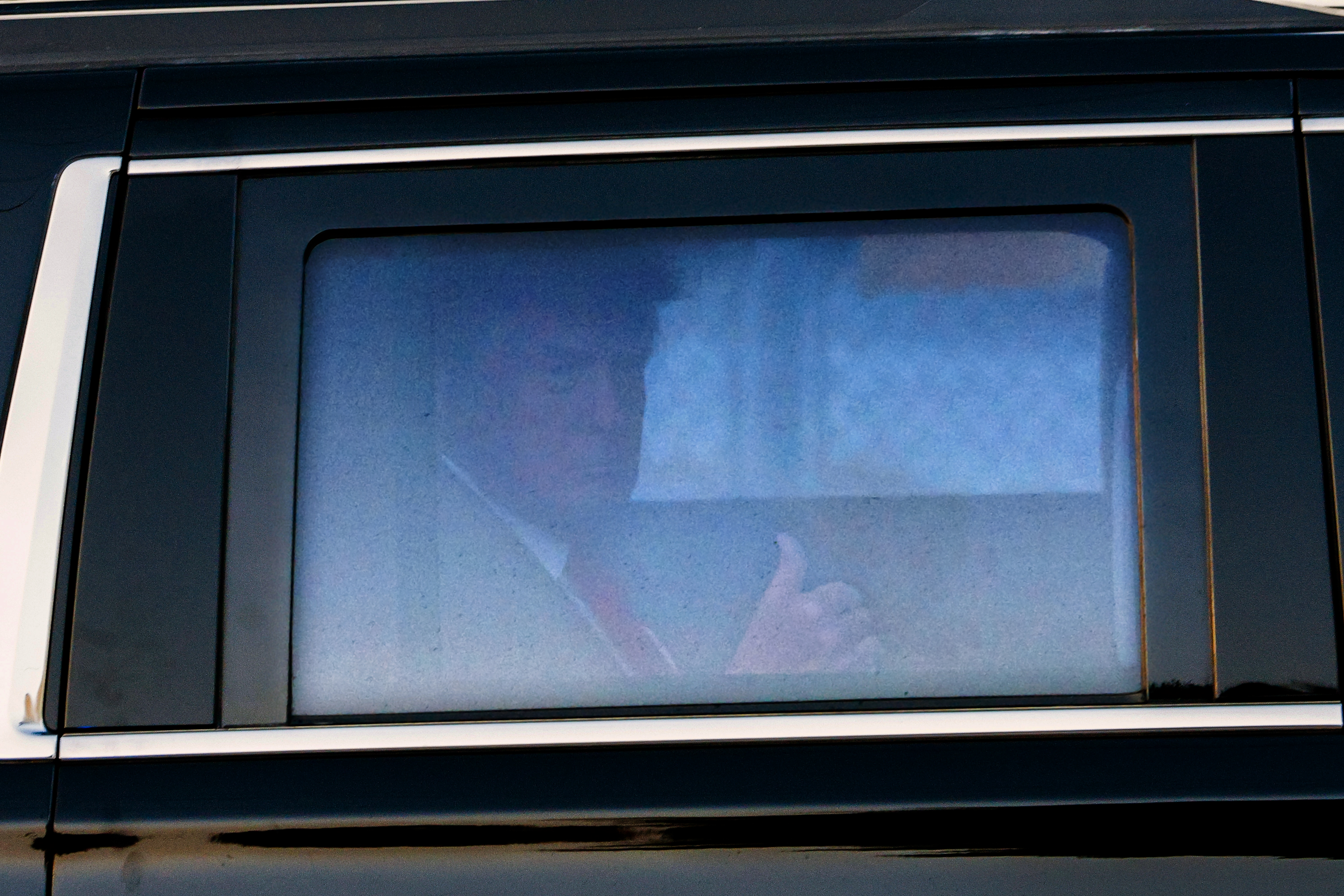 -FOTODELDÍA- ATLANTA, (ESTADOS UNIDOS), 25/08/2023.- El ex presidente norteamericano Donald Trump hace un gesto a la prensa al salir de la cárcel del condado de Fulton tras entregarse a las autoridades y acordar la libertad bajo fianza de 200.000 dólares a causa de ser acusado, junto a otros dieciocho, por interferir en las elecciones del pasado 2020, este viernes en Atlanta. EFE/ Erik S. Lesser