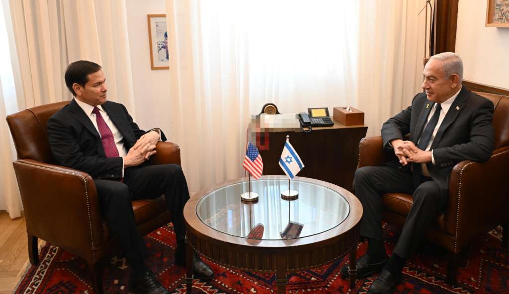 JERUSALÉN, 15/09/2025.- El primer ministro israelí, Benjamin Netanyahu (d), mantiene una reunión con el secretario de Estado de EE. UU., Marco Rubio, en su oficina de Jerusalén. EFE/ Haim Tzach/GPO SOLO USO EDITORIAL/SOLO DISPONIBLE PARA ILUSTRAR LA NOTICIA QUE ACOMPAÑA (CRÉDITO OBLIGATORIO)