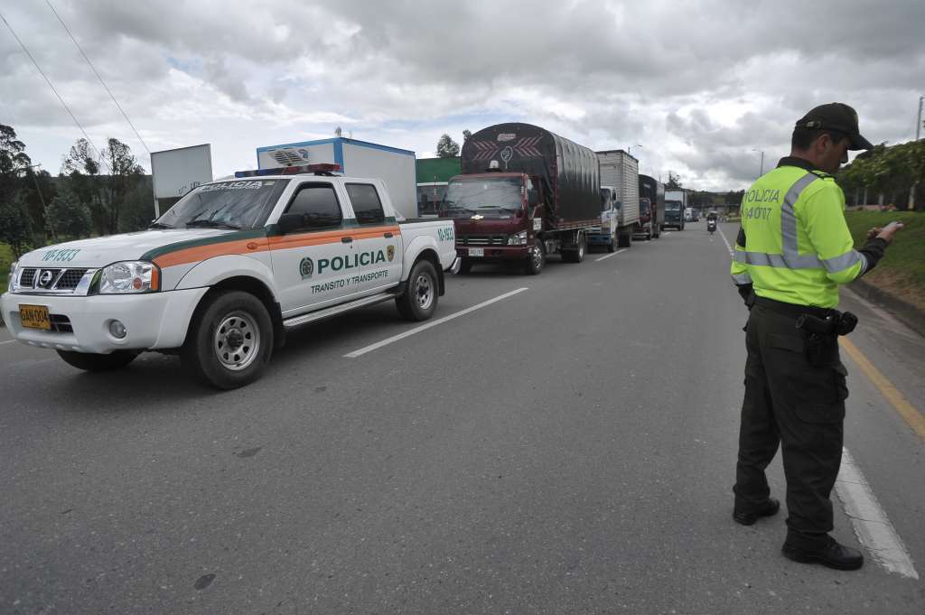 Vigilancia por parte de la fuerza pública en la vía Bogotá-Briceño, para garantizar la movilidad durante el paro camionero.