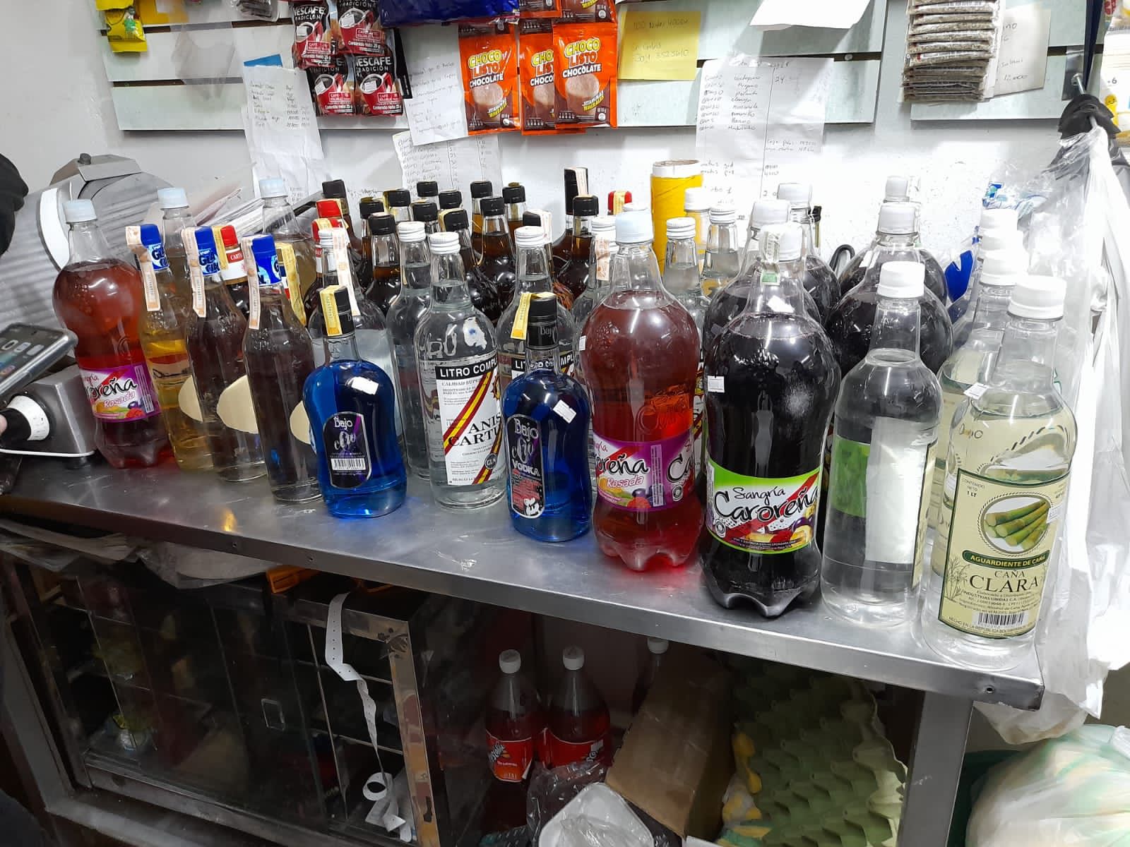 Operativo de incautación de licor de contrabando y adulterado.