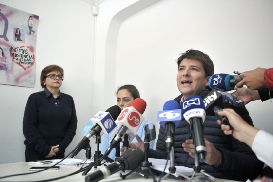 El secretario de Gobierno, Miguel Uribe, junto a la secretaria de la Mujer, Cristina Vélez y la secretaria general de Bogotá, Dalila Hernández. / Óscar Pérez