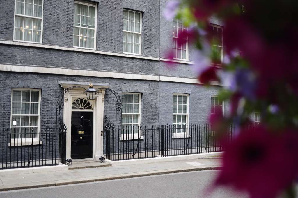London (United Kingdom), 07/07/2022.- Number 10 Downing Street as the news was announced that British Prime Minister Boris Johnson is to make a resignation statement in Downing Street, London, Britain, 07 July 2022. It has been announced that Johnson will resign as Tory Party leader after he lost support in his own government and party. He is expected to stay in post until a successor is elected, expected to be in the autumn. (Reino Unido, Londres) EFE/EPA/TOLGA AKMEN