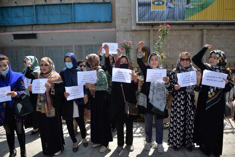 Los mensajes escritos por mujeres invadieron las calles de Kabul. Mientras algunas portaban letreros que decían "Estamos todas juntas, rompimos la opresión", otras alzaban papeles en los que se leía: "Un país sin mujeres, un área sin lenguaje".