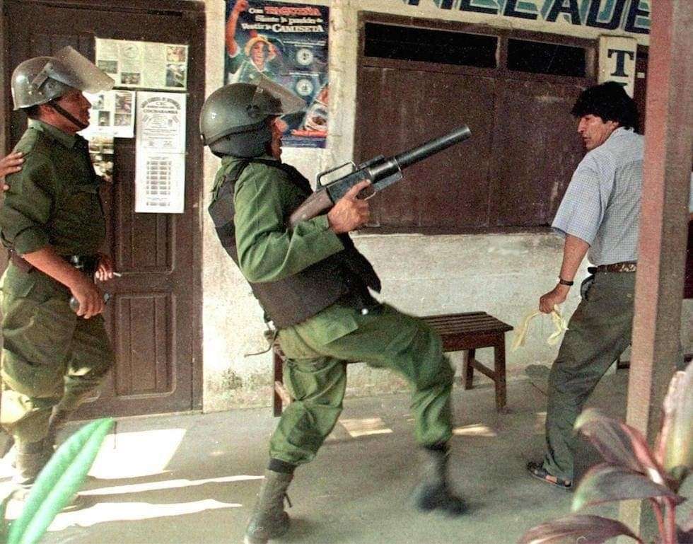 Agentes de la policía boliviana y Evo Morales