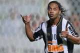 Ronaldinho anotó dos golazos de tiro libre en el Brasileirao