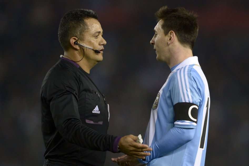 Lionel Messi frente al arbitro venezolano Marlon Escalante. AFP