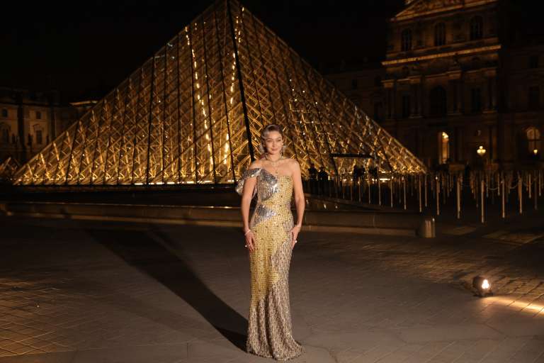 Paris (France), 04/03/2025.- US model Gigi Hadid arrives for the 'Le Grand Diner du Louvre' at the Louvre Museum in Paris, France, 04 March 2025. The Louvre Museum is hosting the gala dinner to mark the official opening of Paris Fashion Week and to raise funds to support the Louvre's restoration projects, educational programs, and initiatives aimed at making the museum more accessible to a broader audience. (Moda, Francia) EFE/EPA/TERESA SUAREZ