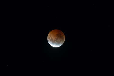 Así se vio el eclipse lunar de la noche de este jueves desde distintos lugares del mundo