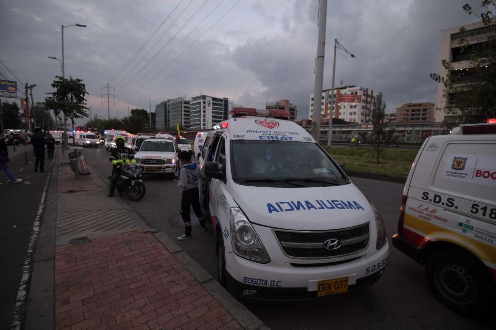Enfermeros y personal de ambulancias rinden homenaje, a las víctimas del Covid-19.