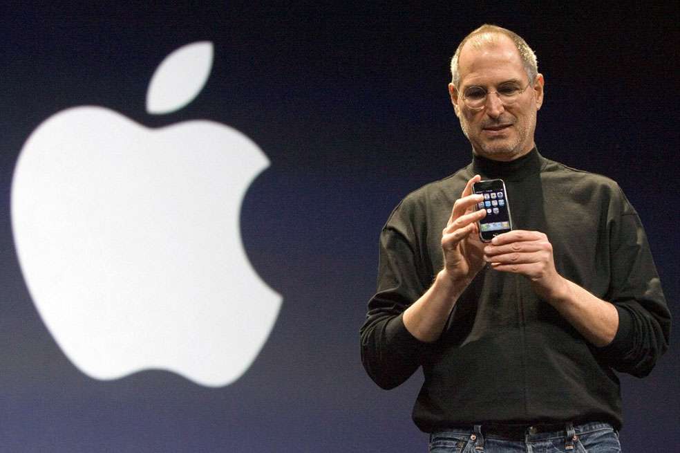 JGM03. SAN FRANCISCO (CA,EEUU), 05/10/11 .- Fotografía de archivo del 9 de enero de 2007 que muestra a Steve Jobs durante la presentación del nuevo iPhone, en el Macworld Expo en San Francisco, California (EEUU). Steve Jobs, el fundador de Apple y una figura icónica que transformó los hábitos de consumo de varias generaciones con productos como el iPod, el iPhone o el iPad, falleció confirmó hoy, miércoles 5 de octubre de 2011, la compañía. EFE/JOHN G. MABANGLO