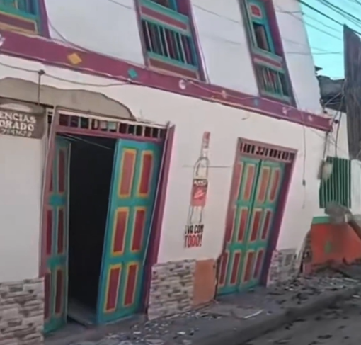 Imagen de un video de redes sociales que muestra el estado de las estructuras en El Cairo, Valle del Cauca, tras el terremoto.