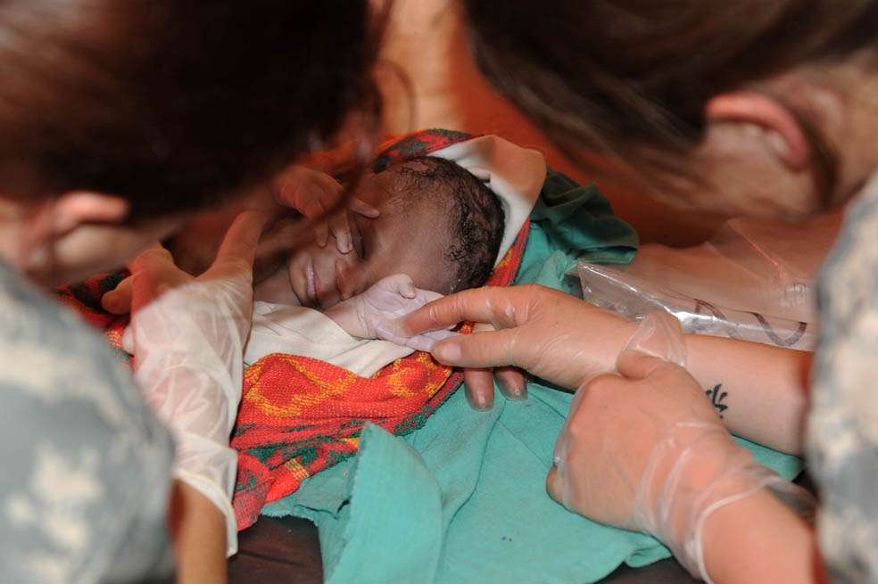 Los 73 países africanos, asiáticos y latinoamericanos más afectados sólo cuentan con el 42% de las parteras, enfermeros y médicos del mundo. / US Army Africa - Flick