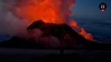 Turistas se toman selfies al borde del volcán en erupción Kiluchevskoi, en Eurasia