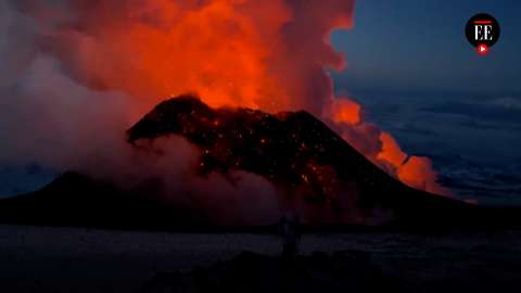 Turistas se toman selfies al borde del volcán en erupción Kiluchevskoi, en Eurasia