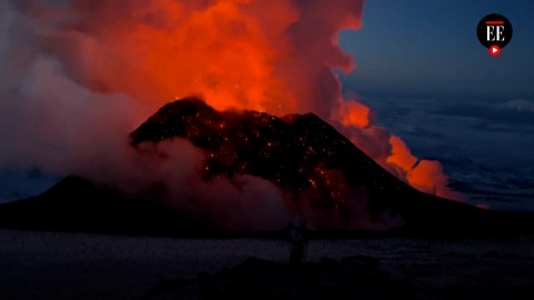Turistas se toman selfies al borde del volcán en erupción Kiluchevskoi, en Eurasia