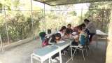 Clases al aire libre y un baño para 140 niños: así es una escuela rural en Ábrego