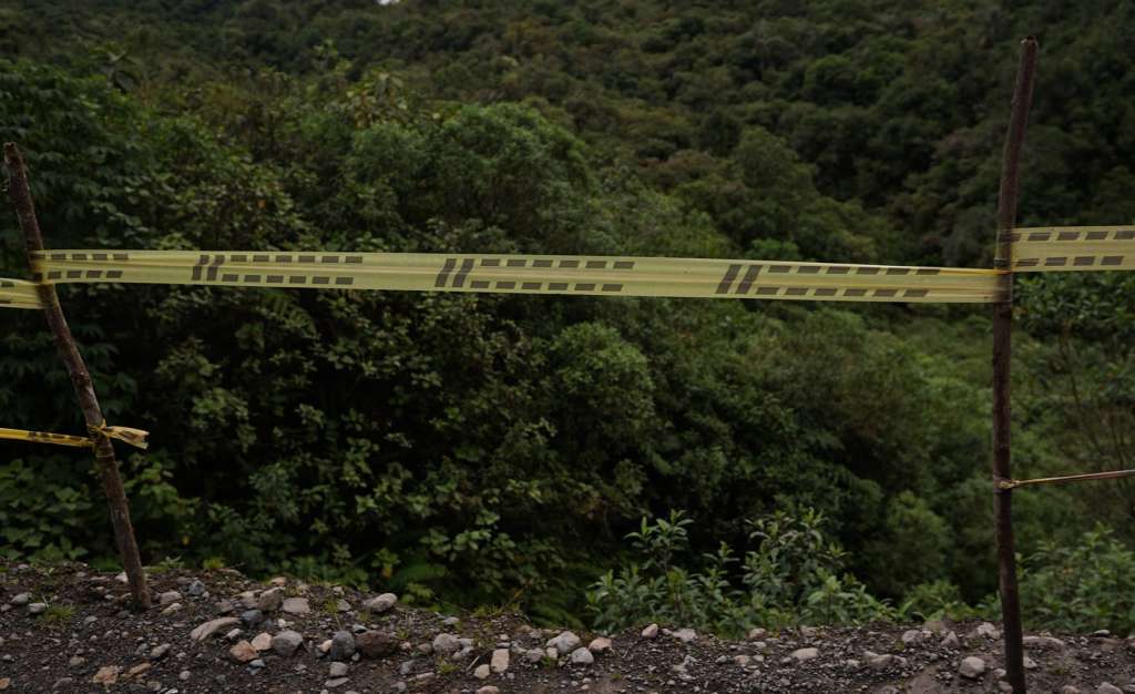 El "trampolín de la muerte" carece de señalización apta y barreras para evitar que los vehículos caigan a los abismos.