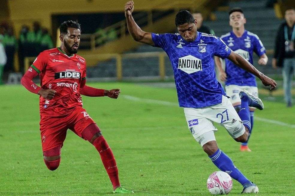 Luis Carlos Ruiz (derecha) lanza un centro en el encuentro entre Millonarios y Patriotas.
