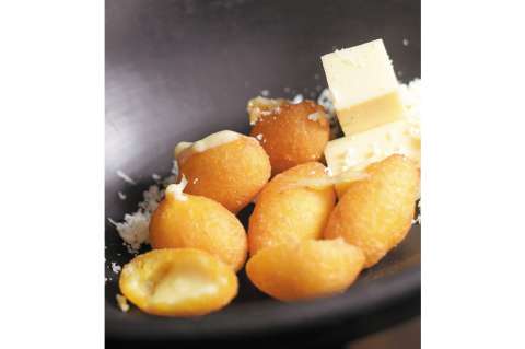 Cómo preparar pastelitos de arracacha y queso con ají de suero