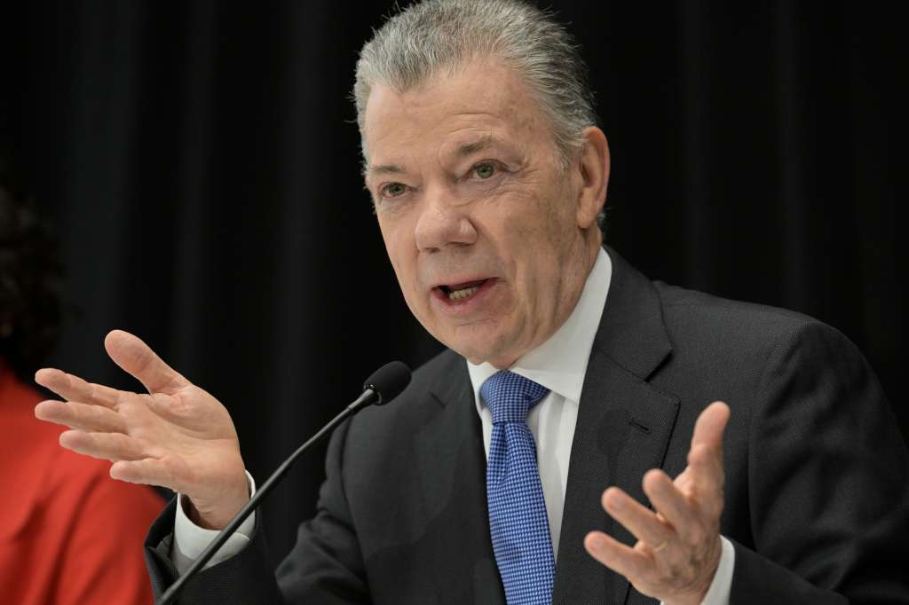 USA246. WASHINGTON (ESTADOS UNIDOS), 28/01/2025.- El expresidente de Colombia y premio Nobel de la Paz, Juan Manuel Santos, habla en una conferencia de prensa para anunciar el 'Reloj del Juicio Final' celebrada este martes, en el Instituto de Paz de los Estados Unidos en Washington (EE.UU.). El 'Reloj del Juicio Final', una herramienta simbólica creada por científicos para visualizar la probabilidad de que la humanidad desaparezca, se encuentra este año a 89 segundos de la medianoche, lo más cerca que ha estado nunca de marcar la hora final en sus 78 años de historia. EFE/ Lenin Nolly