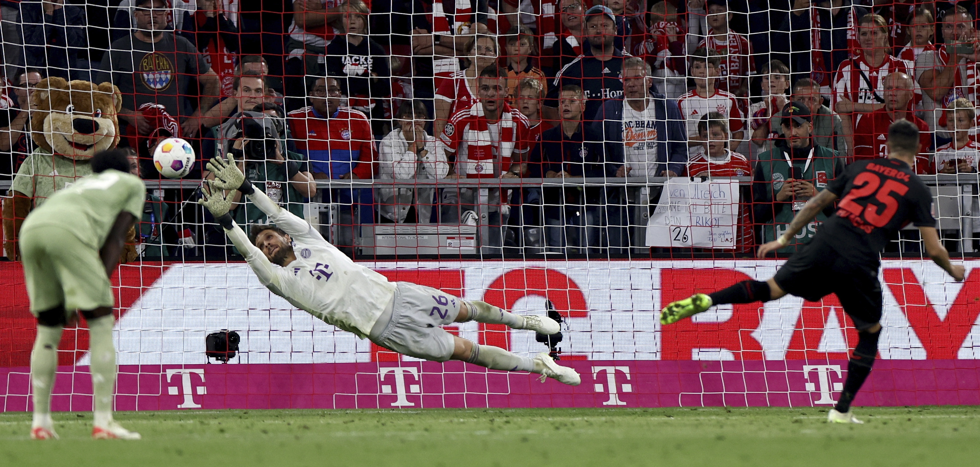 Munich (Germany), 15/09/2023.- Leverkusen's Exequiel Palacios (R) converts a penalty to score the 2-2 equalizer goal during the German Bundesliga soccer match between FC Bayern Munich and Bayer 04 Leverkusen in Munich, Germany, 15 September 2023. (Alemania) EFE/EPA/Anna Szilagyi CONDITIONS - ATTENTION: The DFL regulations prohibit any use of photographs as image sequences and/or quasi-video.